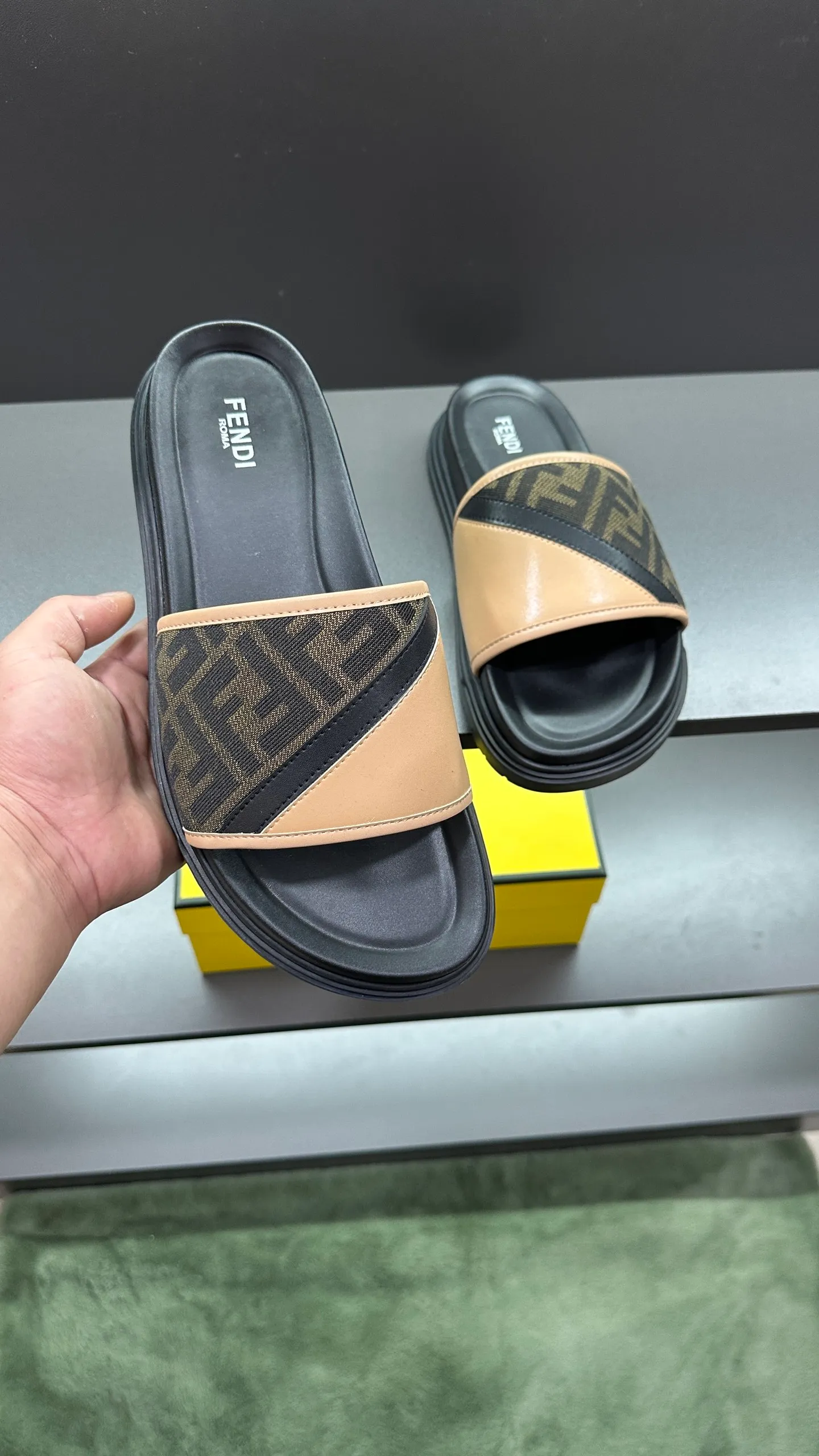 P300 [Fendi Slippers] High-end men's shoes brand, official website 1:1 latest masterpiece: original mold customization, fabrics made of imported original materials, upgraded outsole, lighter and non-slip. The market's top quality, simple yet tasteful, a must-have for fashionistas, fashionable at your feet, full of confidence, the same style at the counter 👍The season of summer slippers is here. Code: 38-45, 46 order